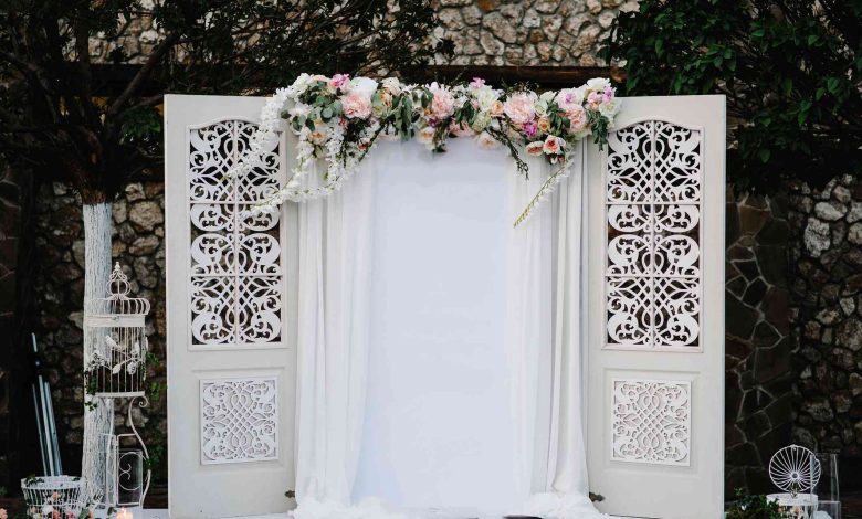 8 Ways to Pose for Your Wedding Photo Booth in Style